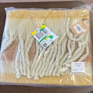 FRYE AND CO. Cream and Tan Knit Scarf